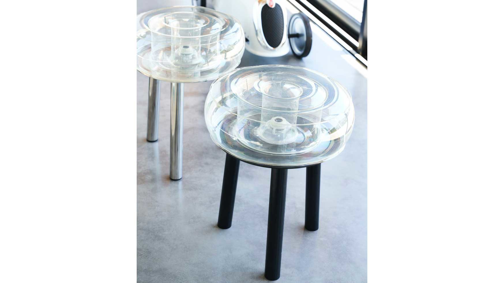 Hocker Mojow design aus Aluminium Kunststoff in Klar Floofy Eko Sitzhocker 3-Bein Hocker Sitz transparent, Gestell und Fuß schwarz