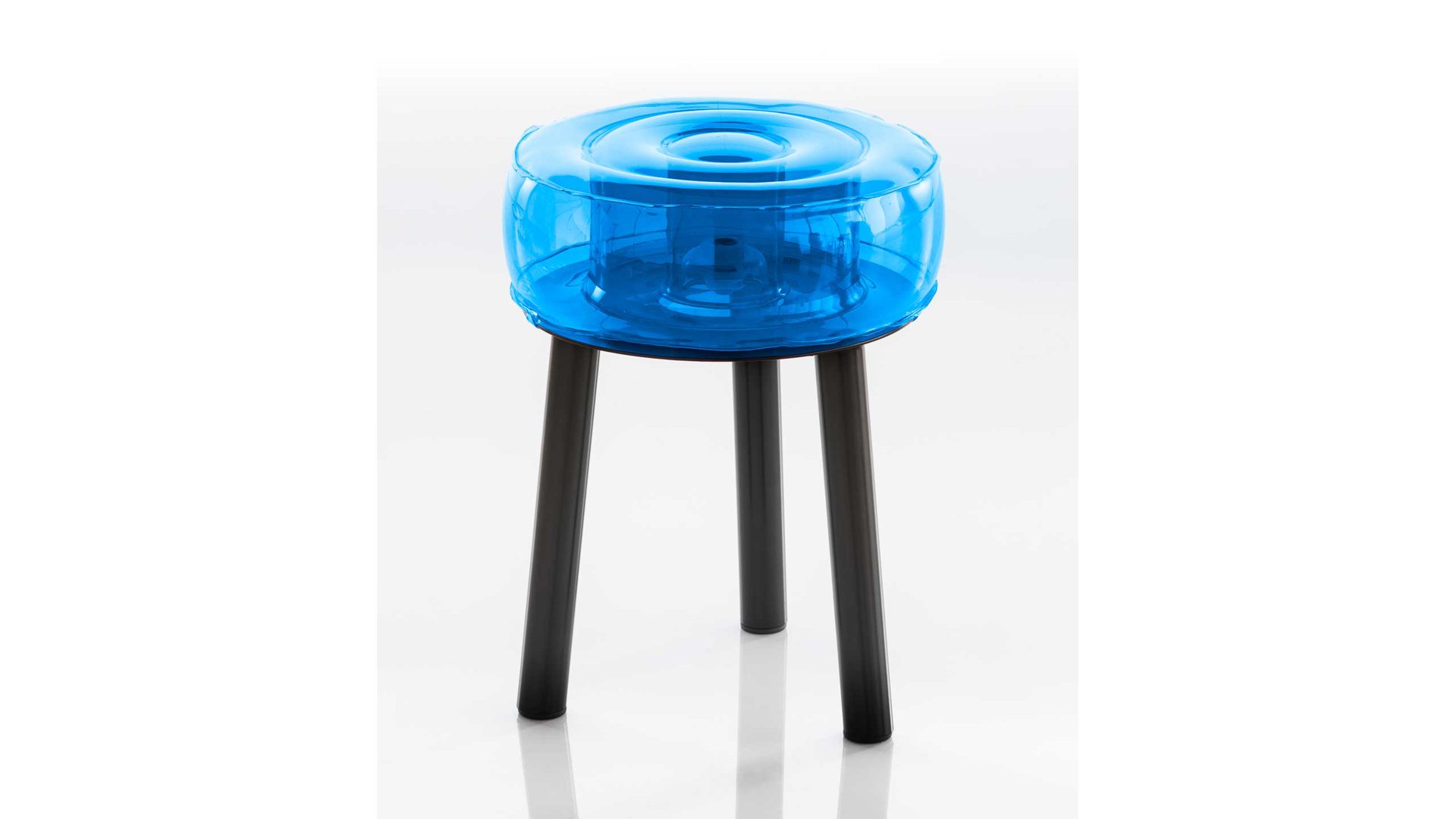 Hocker Mojow design aus Aluminium Kunststoff in Blau Floofy Eko Sitzhocker 3-Bein Hocker Sitz blau transparent, Gestell und Fuß schwarz